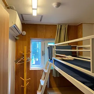 Backpackers Inside Seúl